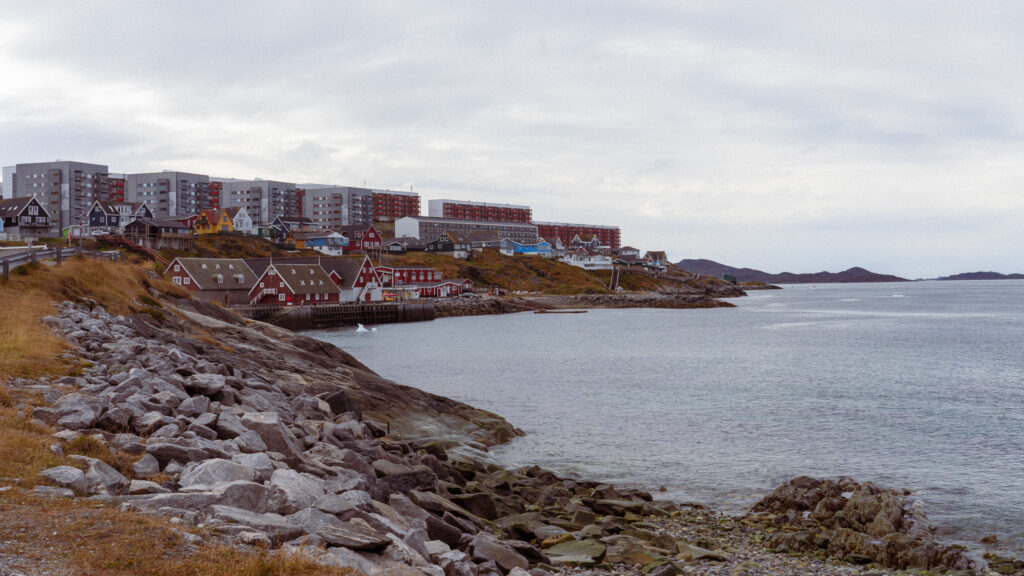 Eventyr og daglig dag i Nuuk. Her ses byen